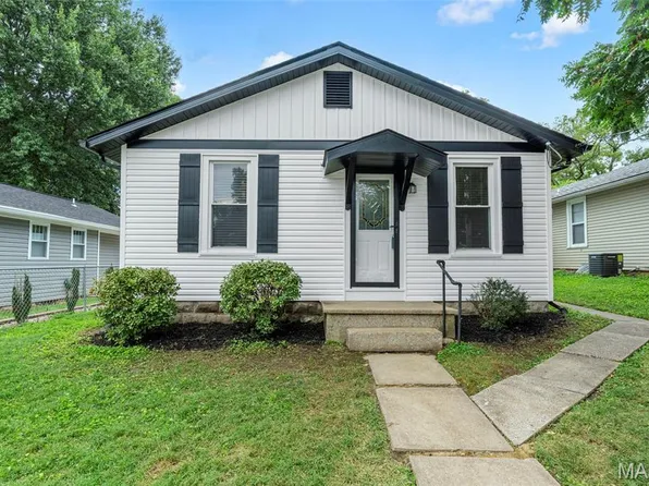 1128 Hall St, Saint Charles, MO 63301