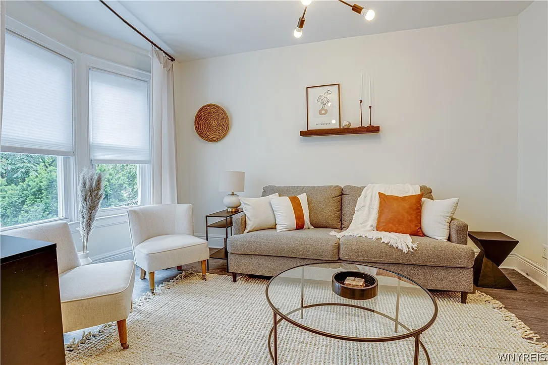 2 bed, 1.0 bath, 1111 sqft, $2,000 — Photo 2