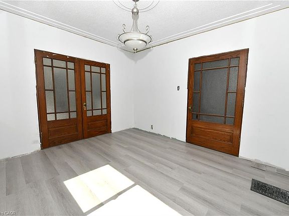 4th image of 540 Wellington Ave S