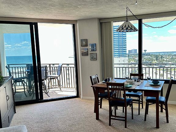 Dining with spectacular views of the ocean and points south.