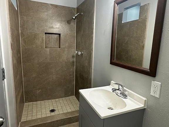 4th image of 300 S 1st St