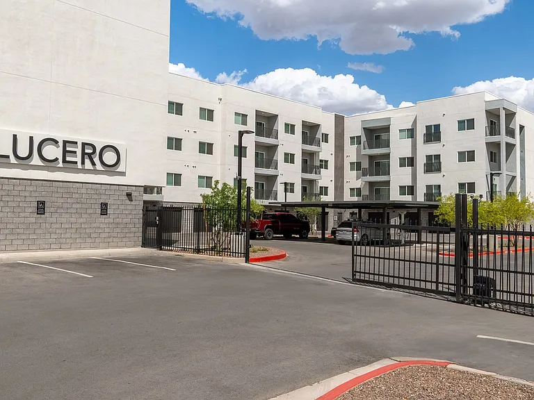 Lucero — Photo 47