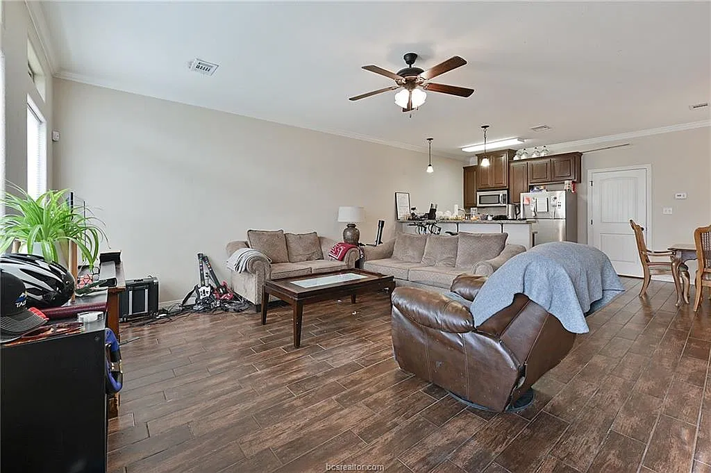 401 Ash St — Photo 2