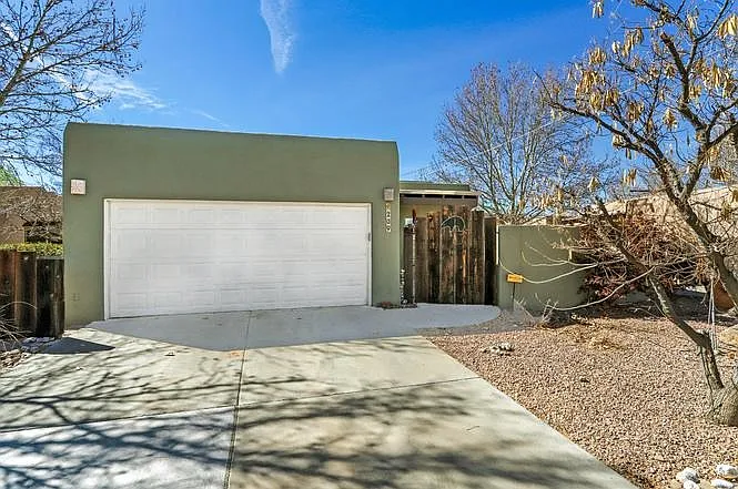 209 Manhattan Pl NW — Photo 1