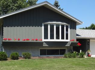 5850 Lakeview Dr, Greendale, WI 53129