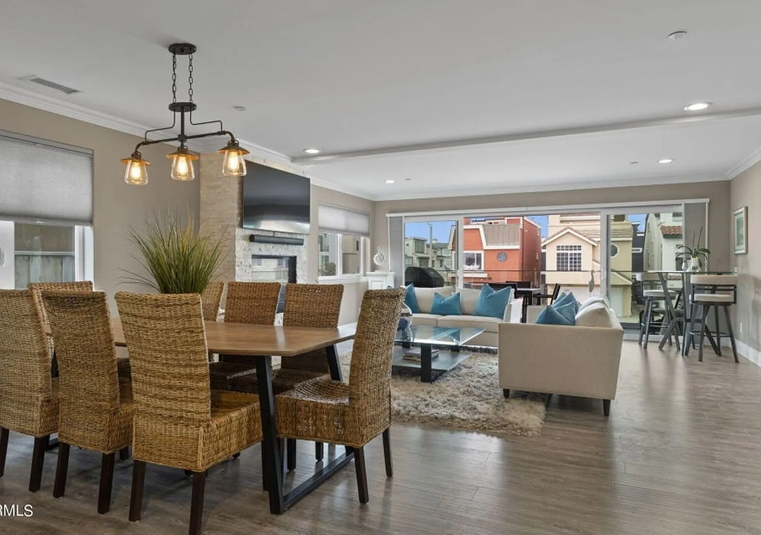 3-Bedroom + 3.5 Bathroom Extravagant Home | Hollywood Beach | Oxnard | Fully Furnished — Photo 2
