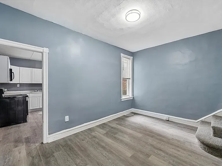 1110 Morton Ave — Photo 2