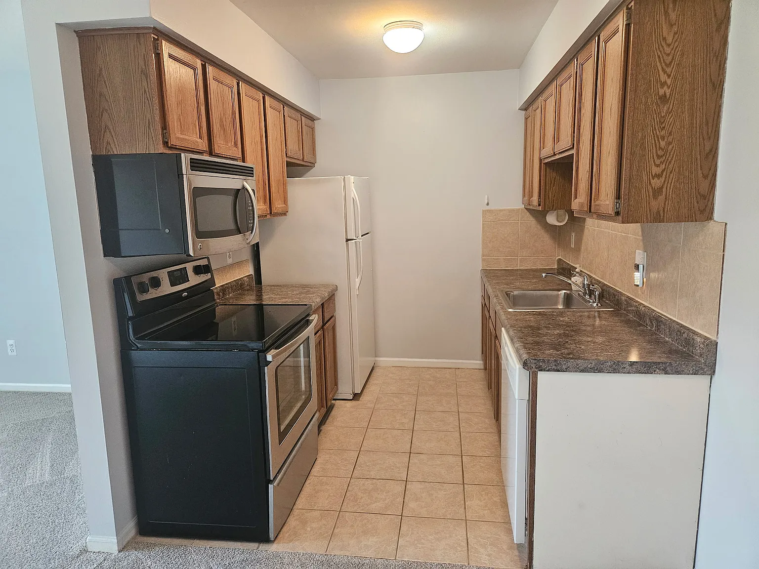 2 bed, 808 sqft, $1,400 — Photo 3