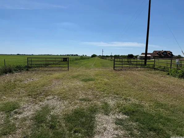 16293 Fm 472, Bigfoot, TX 78016