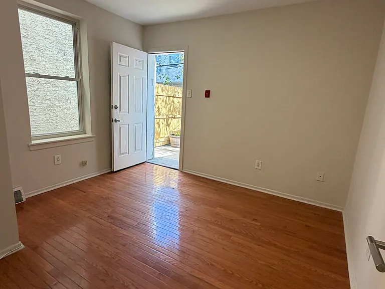 2340 Christian St #1 — Photo 14