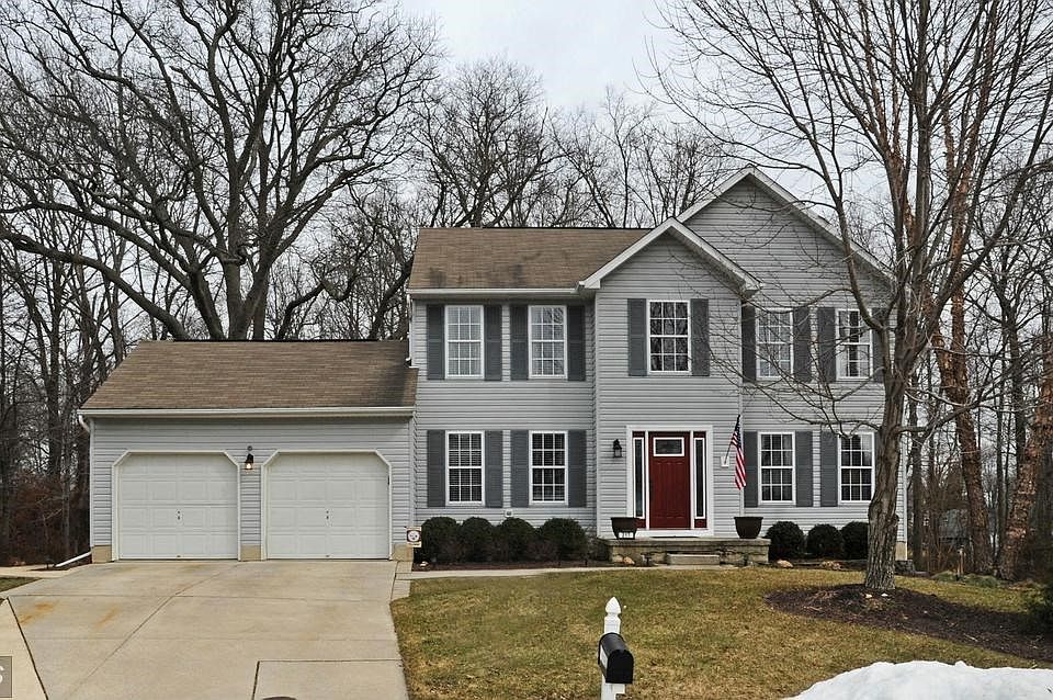 Beautiful 4 Bed Colonial backing to woods