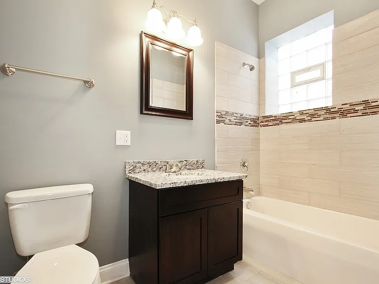 6940 S King Dr — Photo 3