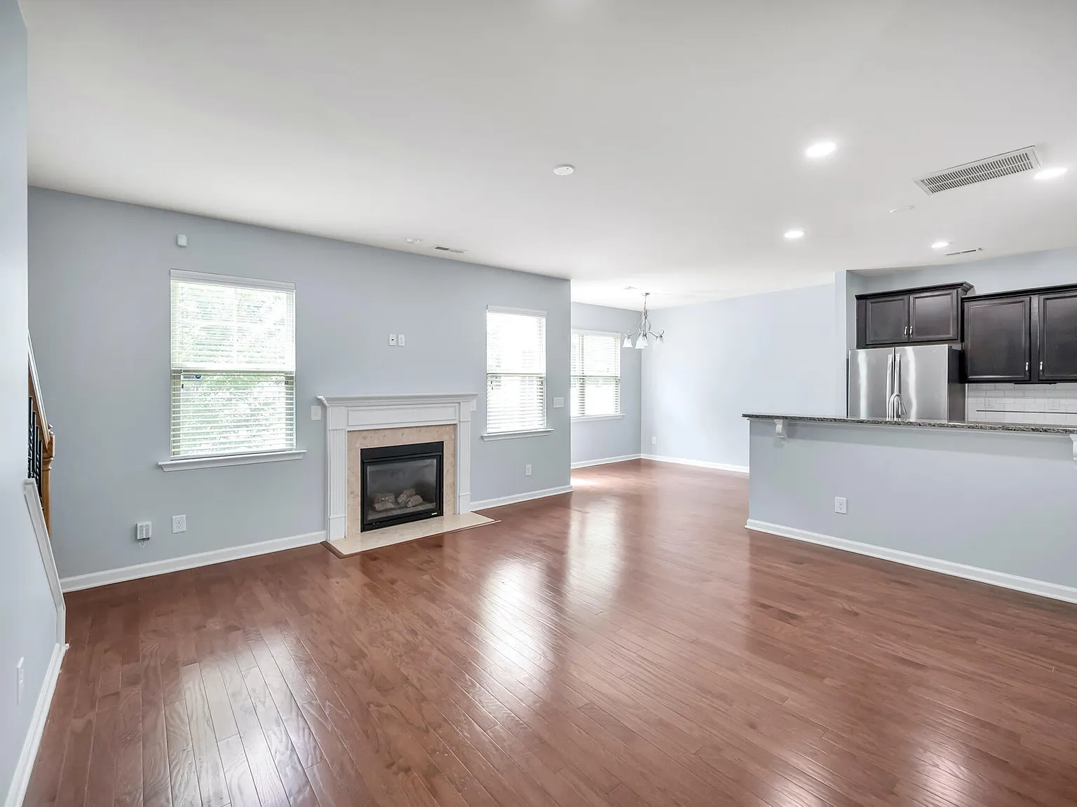 3 bed, 2.5 bath, 2058 sqft, $2,150 — Photo 4