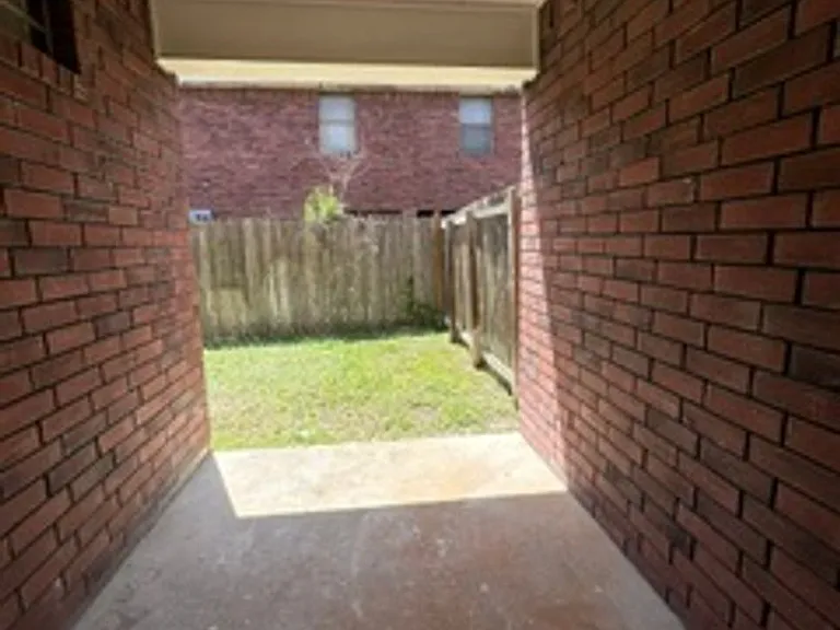 102 S 48th Ln — Photo 12