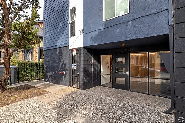 2729 Dwight — Photo 11