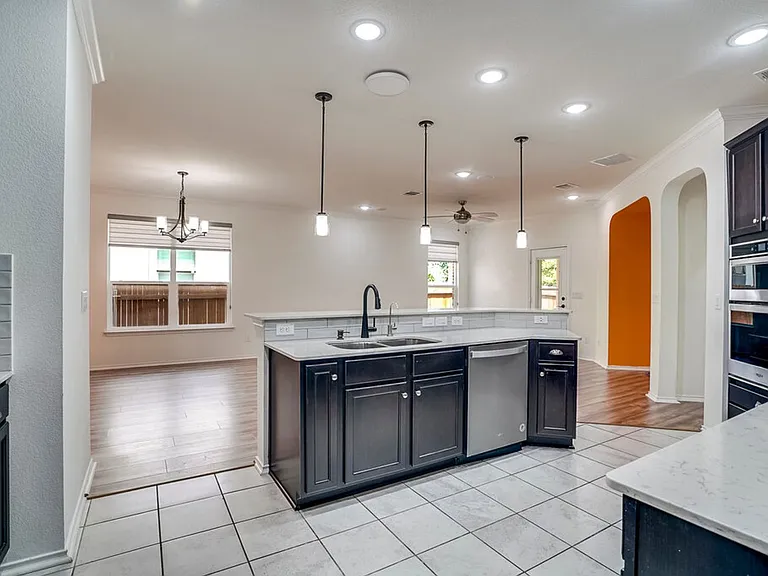 516 Ayinger Ln — Photo 6