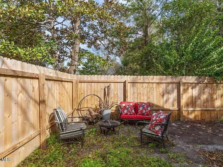 1409 Wooster St — Photo 25