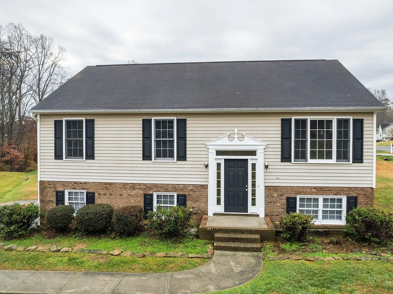 3 bed, 1260 sqft, $2,000 — Photo 3