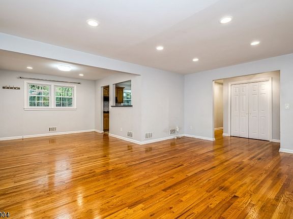 4th image of 38 Claire Dr