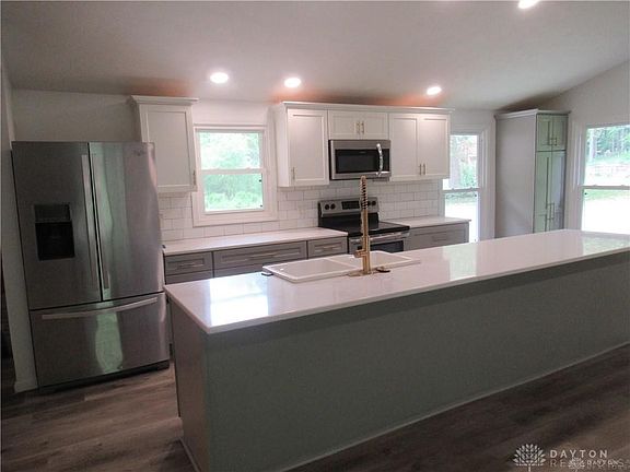 4th image of 1085 Evergreen Dr