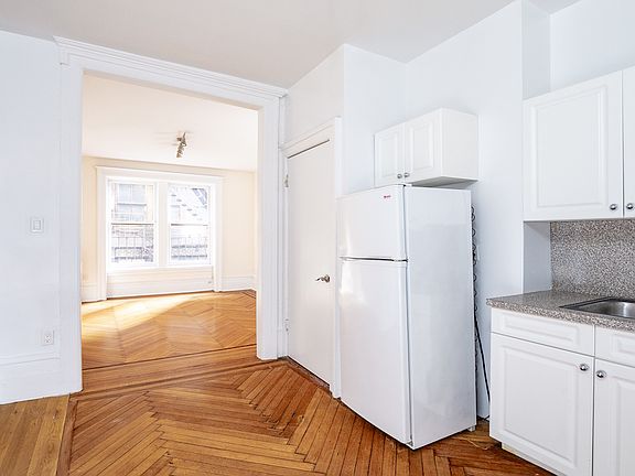 4th image of 26 W 27th St APT 32