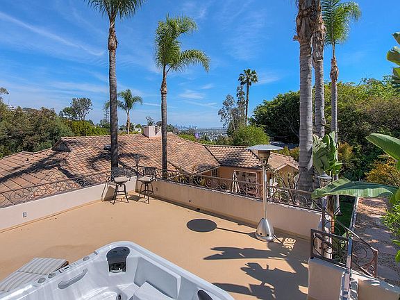 4th image of 1305 Sunset Plaza Dr