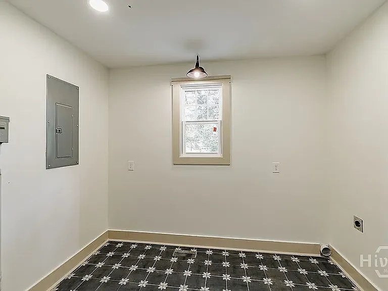 325 Stokes St — Photo 9