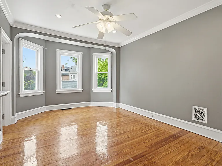 406 W 20th St — Photo 15