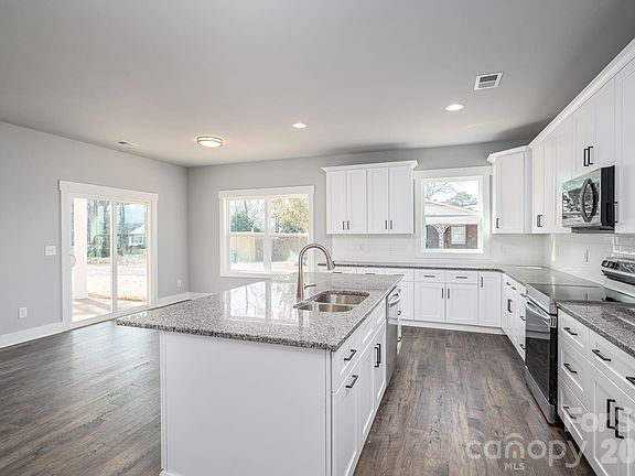 3rd image of 318 Sunrise Cir