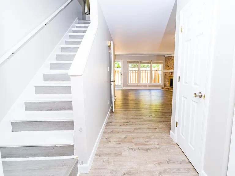 4 Astor Ct — Photo 10