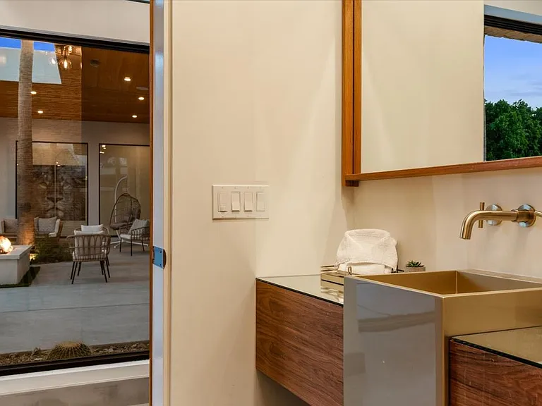 524 E Miraleste Ct — Photo 10