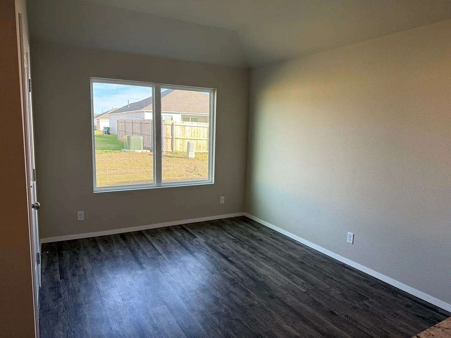 Welcome home to your 4 bed, 2 bath home in the desirable area of Broken Arrow, OK. — Photo 4
