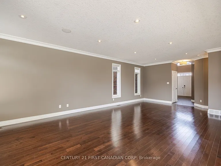 1690 Beaverbrook Ave — Photo 5