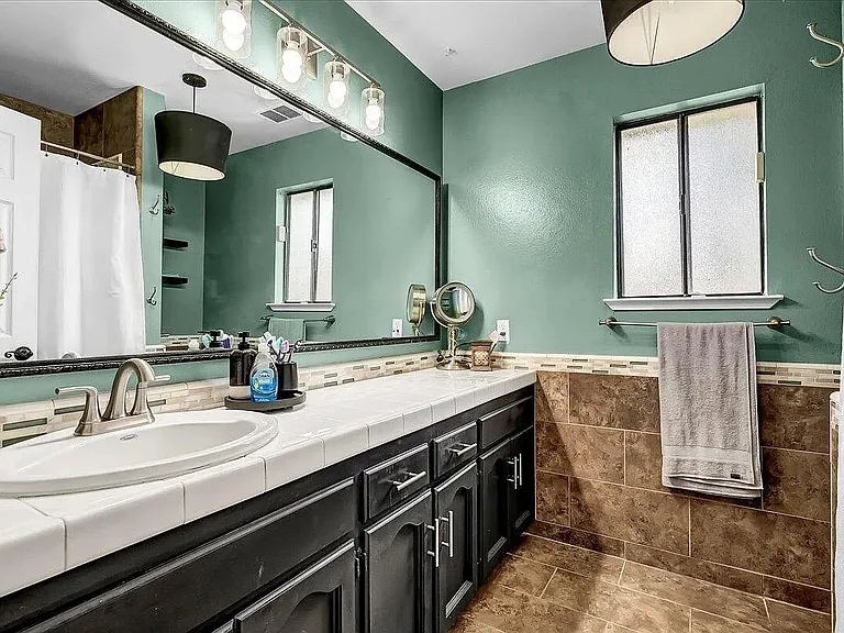 1828 E Seeger Ct — Photo 4