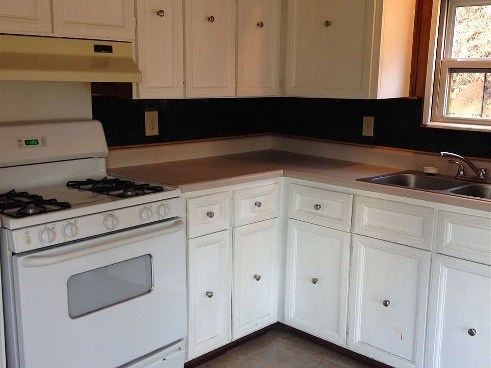 2nd image of 15 Drake Hill Rd