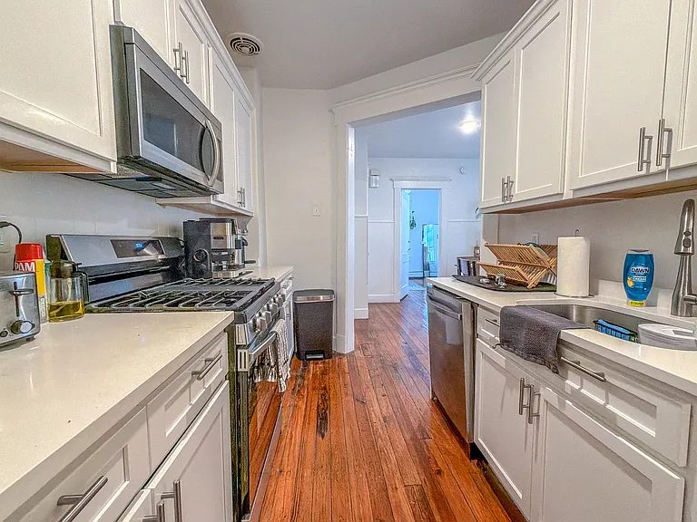 246 Nicoll St #1R — Photo 3