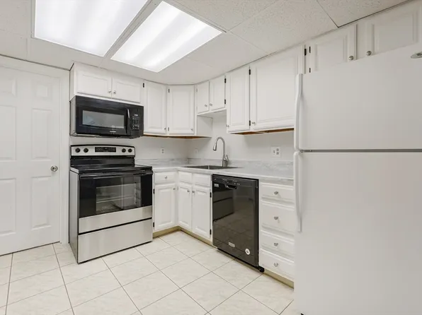 14 Shadowbrook Ln APT 30, Milford, MA 01757