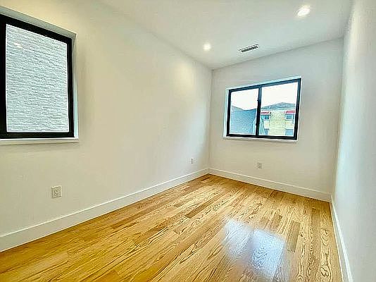 3rd image of 900 E 230th St #2