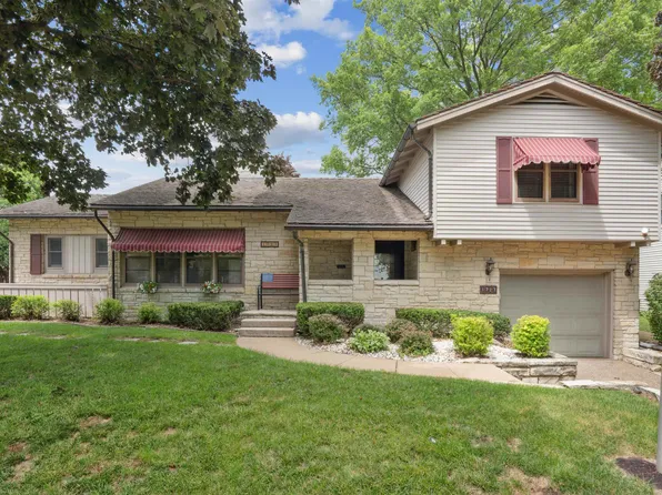 1727 Overview Ct, Dubuque, IA 52003