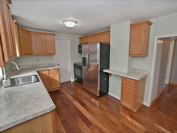 5th image of 713 E Superior St