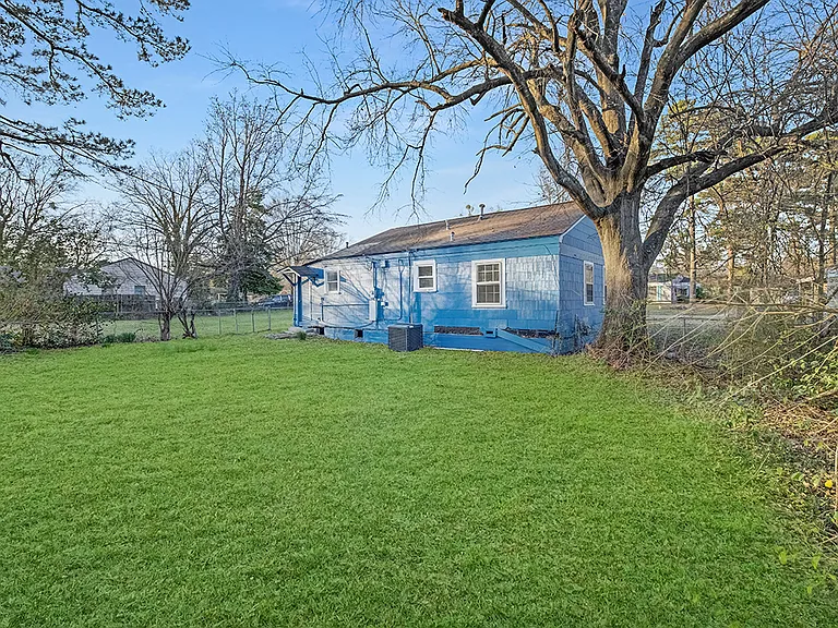 828 Burma Rd — Photo 16