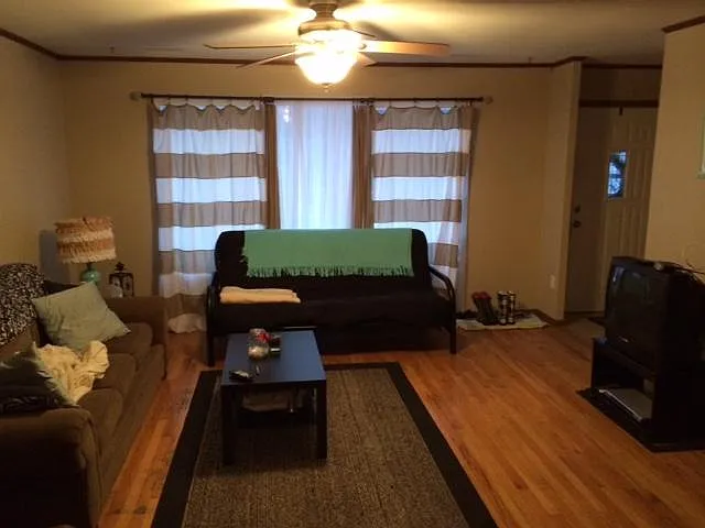7 bed, $4,900 — Photo 2