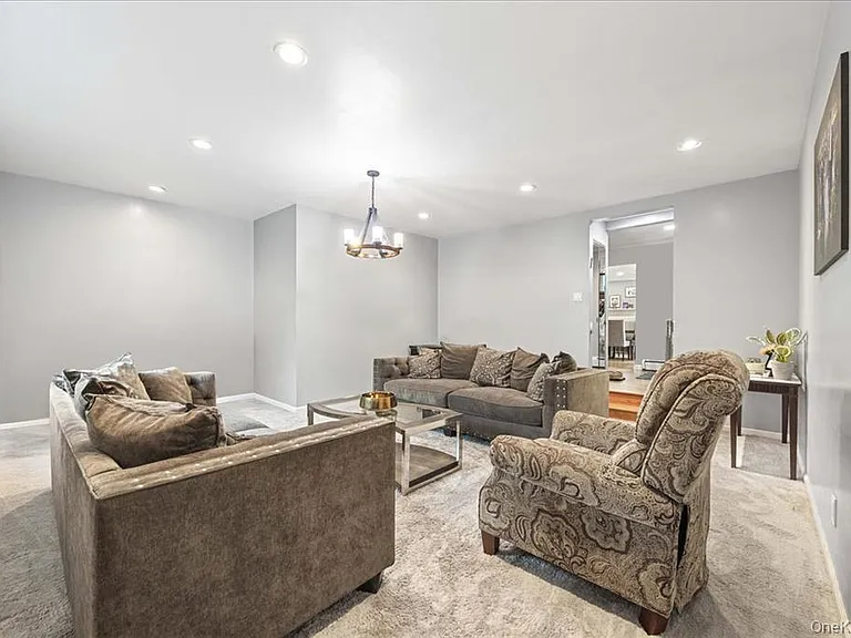 1127 Fordham Ln — Photo 13