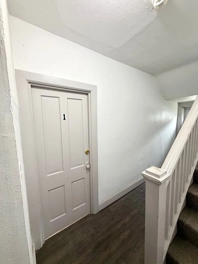 Spacious 2-Bedroom First-Floor Apartment — Photo 3