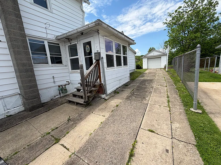 64 Hill St — Photo 2