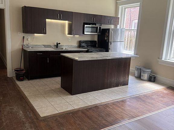 3rd image of 2422 Barton Ave