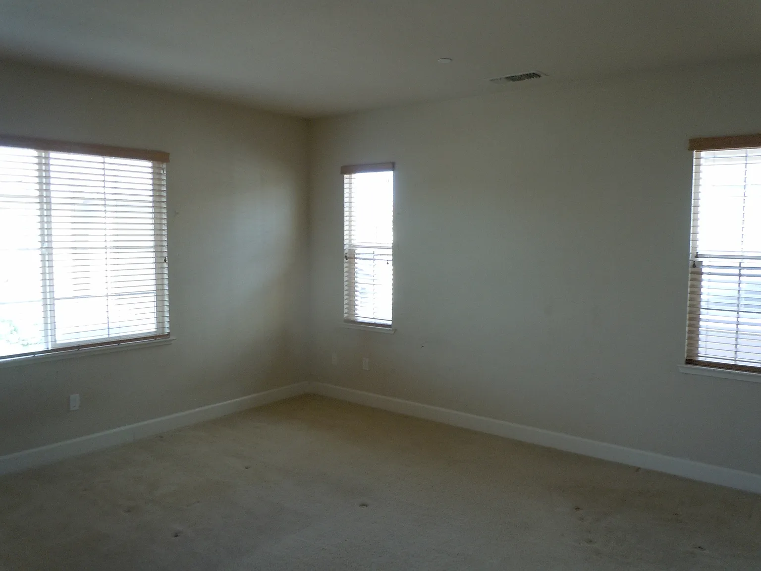 5 bed, 2808 sqft, $3,300 — Photo 3
