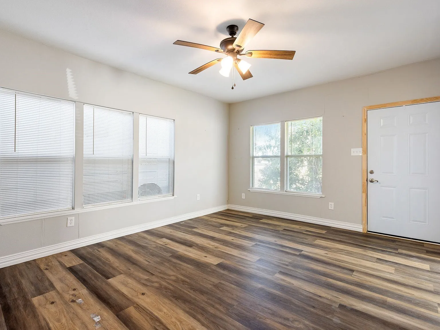 3 bed, 2.0 bath, 1200 sqft, $1,700 — Photo 4