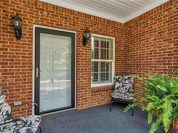 5th image of 1007 NW Holly Dr