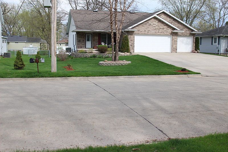 1115 N. 4th St : Brick front, 3 car garage, concrete drive way